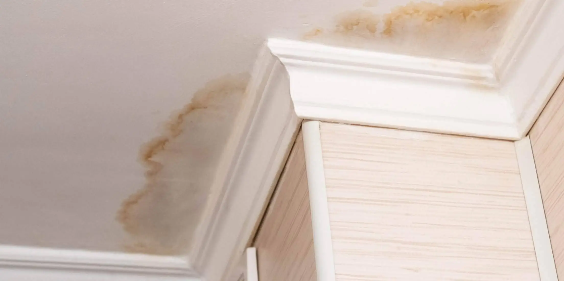 تسرب مياه الامطار من السطح